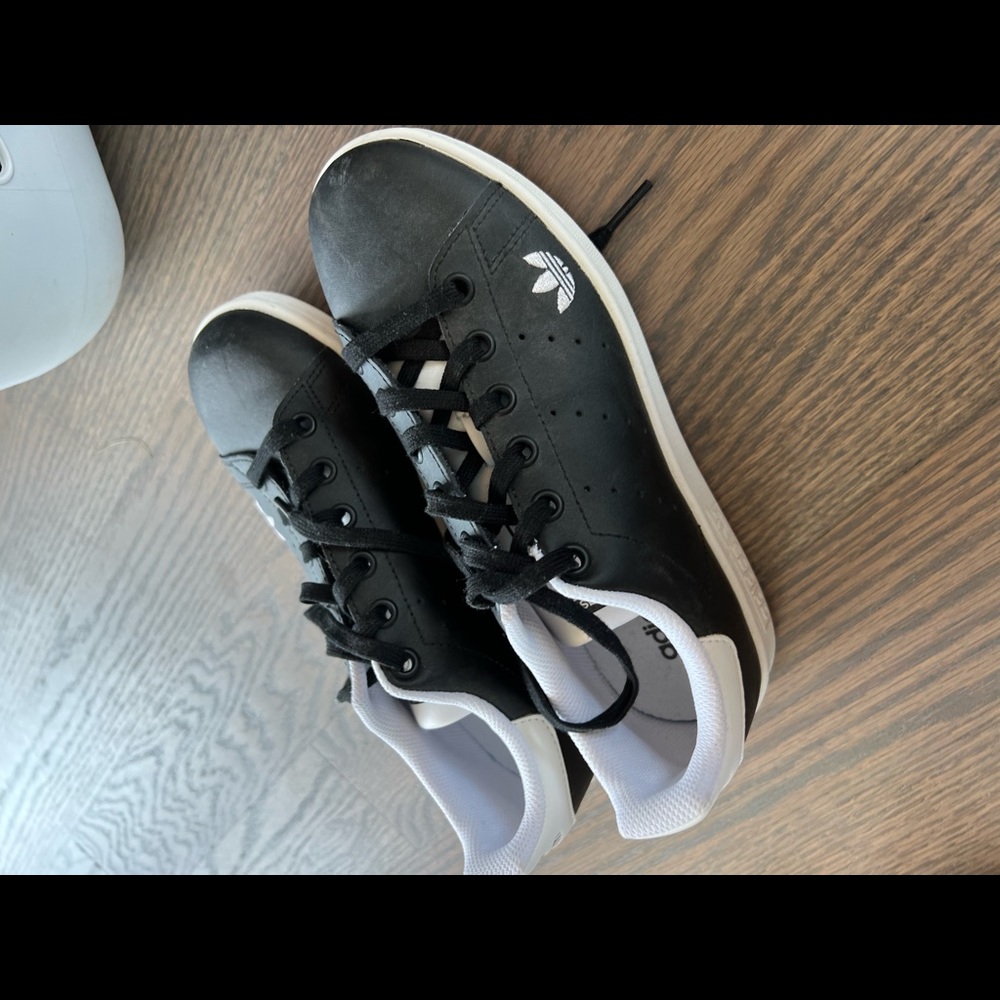 Women’s Adidas - Youth 4 - Like New